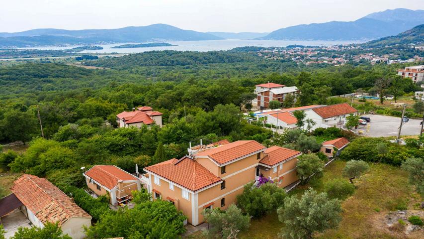 Na prodaju kuća sa bazenom, Kavač-Kotor