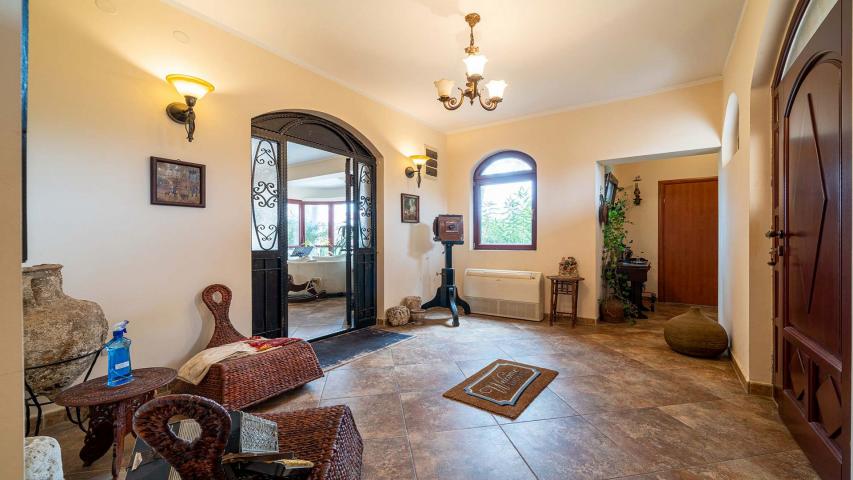 Na prodaju kuća sa bazenom, Kavač-Kotor