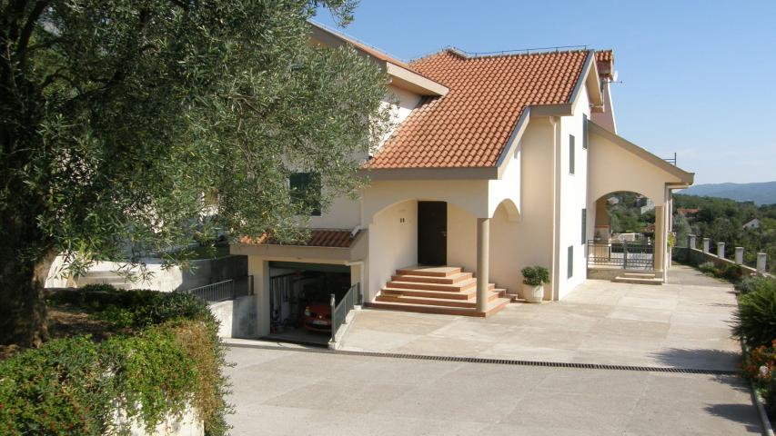 Trospratna kuća 157m2 sa pogledom na more, Kavač-Kotor. 