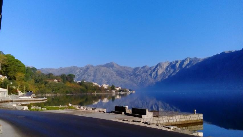 Kamena kuća 54m2 na 30 metara od obale u naselju Muo-Kotor. 