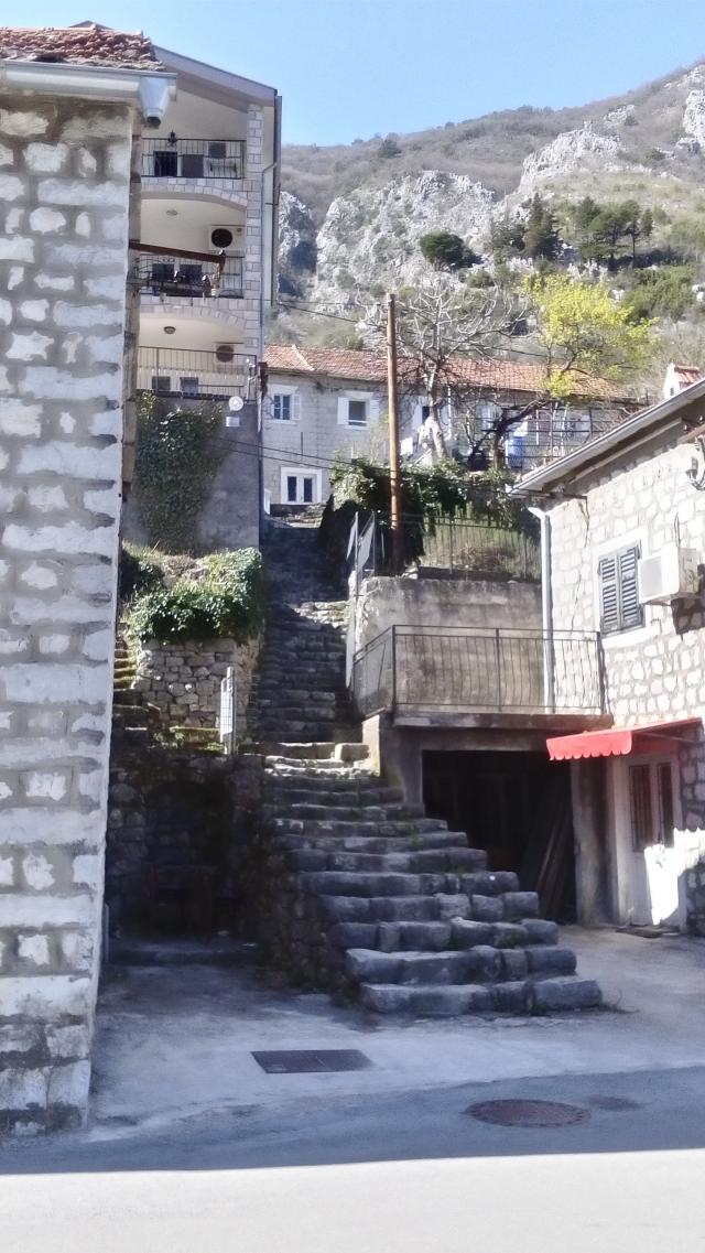 Kamena kuća 54m2 na 30 metara od obale u naselju Muo-Kotor. 