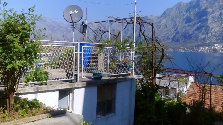 Kamena kuća 54m2 na 30 metara od obale u naselju Muo-Kotor. 
