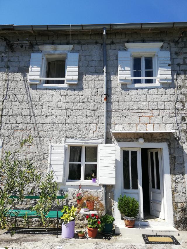 Kamena kuća 54m2 na 30 metara od obale u naselju Muo-Kotor. 