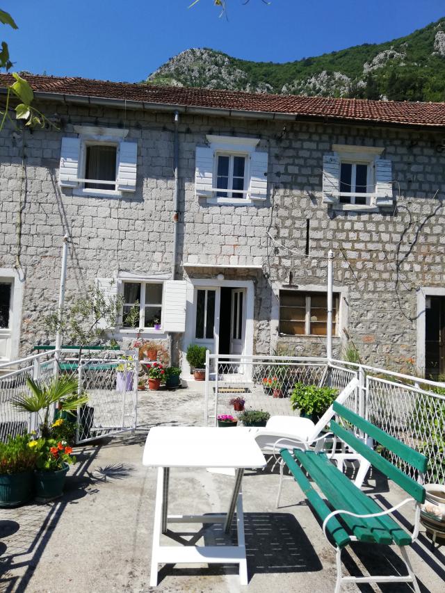 Kamena kuća 54m2 na 30 metara od obale u naselju Muo-Kotor. 