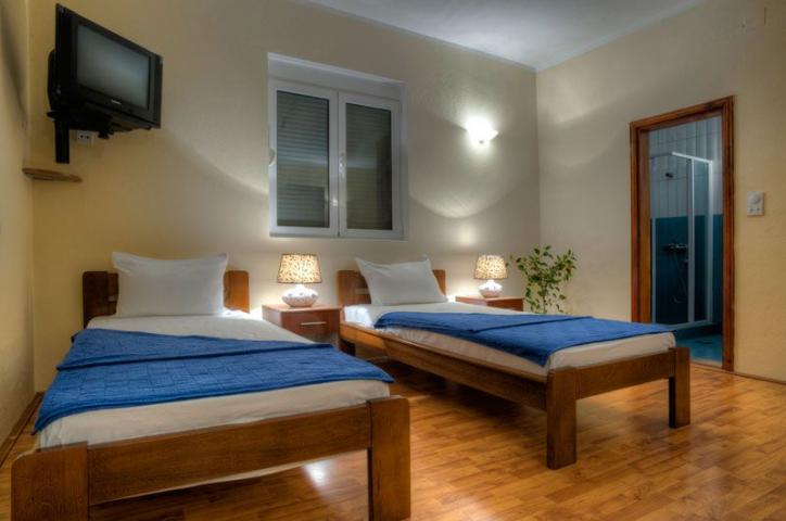 Prodaje se ugostiteljsko-turistički kompleks sa restoranom, Buljarica, opština Budva. 