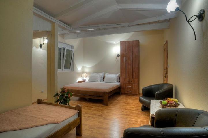 Prodaje se ugostiteljsko-turistički kompleks sa restoranom, Buljarica, opština Budva. 