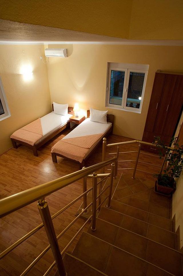 Prodaje se ugostiteljsko-turistički kompleks sa restoranom, Buljarica, opština Budva. 