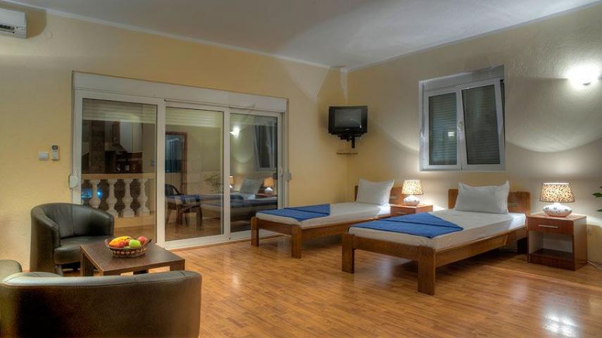 Prodaje se ugostiteljsko-turistički kompleks sa restoranom, Buljarica, opština Budva. 