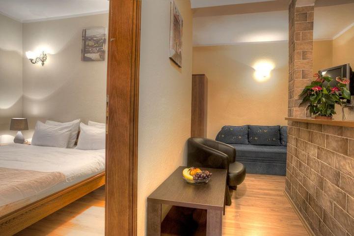 Prodaje se ugostiteljsko-turistički kompleks sa restoranom, Buljarica, opština Budva. 