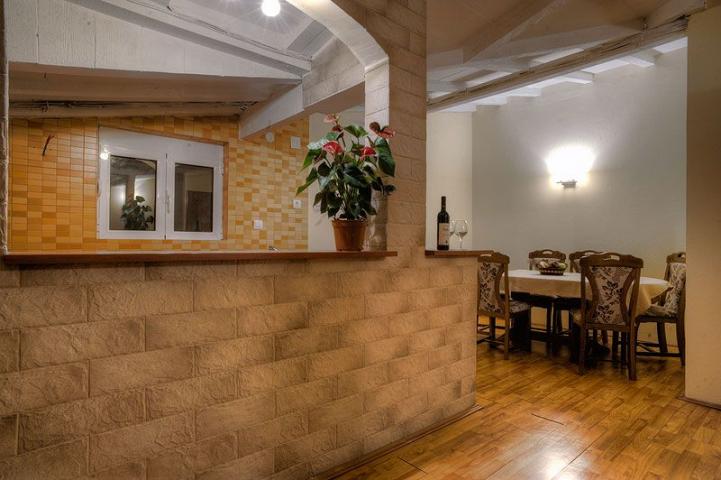Prodaje se ugostiteljsko-turistički kompleks sa restoranom, Buljarica, opština Budva. 