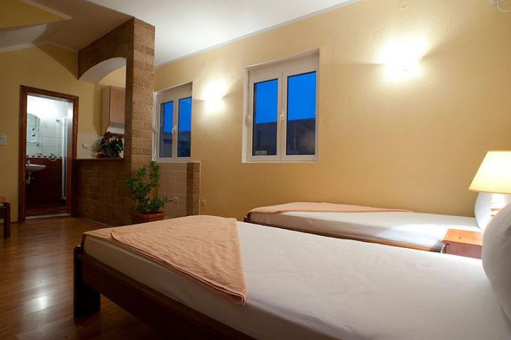 Prodaje se ugostiteljsko-turistički kompleks sa restoranom, Buljarica, opština Budva. 