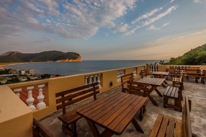 Prodaje se ugostiteljsko-turistički kompleks sa restoranom, Buljarica, opština Budva. 