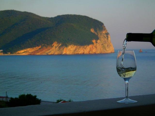 Prodaje se ugostiteljsko-turistički kompleks sa restoranom, Buljarica, opština Budva. 