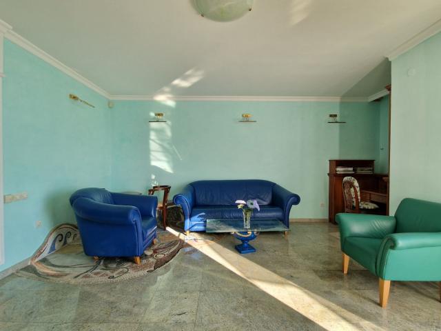 Dupleks trosoban stan 100m2 sa fantastičnim pogledom na more, Sveti Stefan (NA DUZI VREMENSKI PERIOD