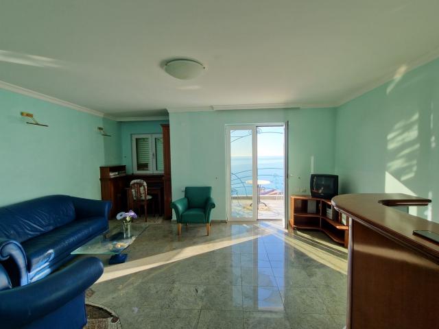 Dupleks trosoban stan 100m2 sa fantastičnim pogledom na more, Sveti Stefan (NA DUZI VREMENSKI PERIOD