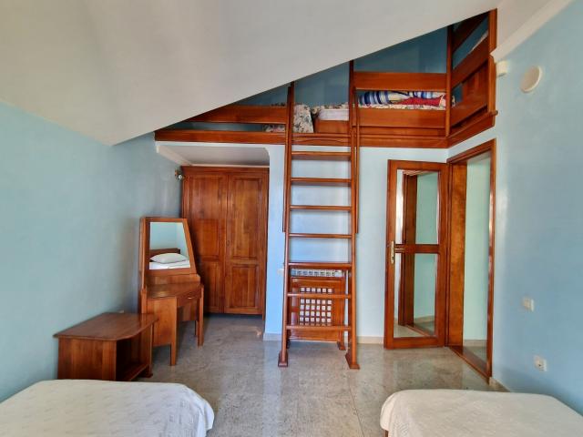Dupleks trosoban stan 100m2 sa fantastičnim pogledom na more, Sveti Stefan (NA DUZI VREMENSKI PERIOD