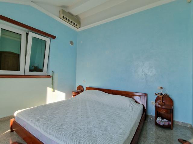 Dupleks trosoban stan 100m2 sa fantastičnim pogledom na more, Sveti Stefan (NA DUZI VREMENSKI PERIOD
