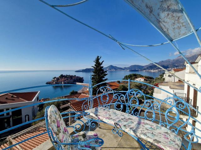 Dupleks trosoban stan 100m2 sa fantastičnim pogledom na more, Sveti Stefan (NA DUZI VREMENSKI PERIOD