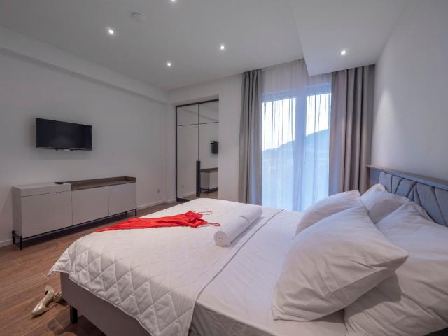 EKSTRA LUKSUZAN PENTHOUSE 140M2, TERASA SA DJAKUZI KADOM I  SPEKTAKULARNIM POGLEDOM NA MORE, BECICI