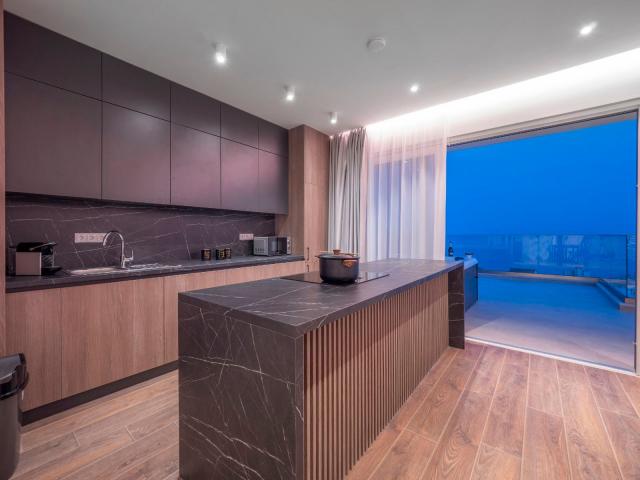 EKSTRA LUKSUZAN PENTHOUSE 140M2, TERASA SA DJAKUZI KADOM I  SPEKTAKULARNIM POGLEDOM NA MORE, BECICI