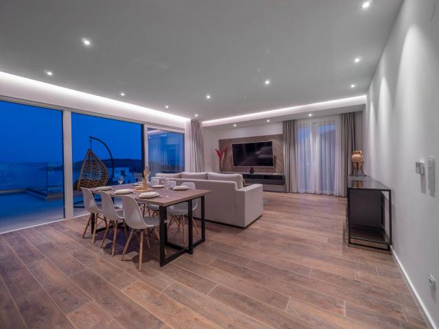 EKSTRA LUKSUZAN PENTHOUSE 140M2, TERASA SA DJAKUZI KADOM I  SPEKTAKULARNIM POGLEDOM NA MORE, BECICI