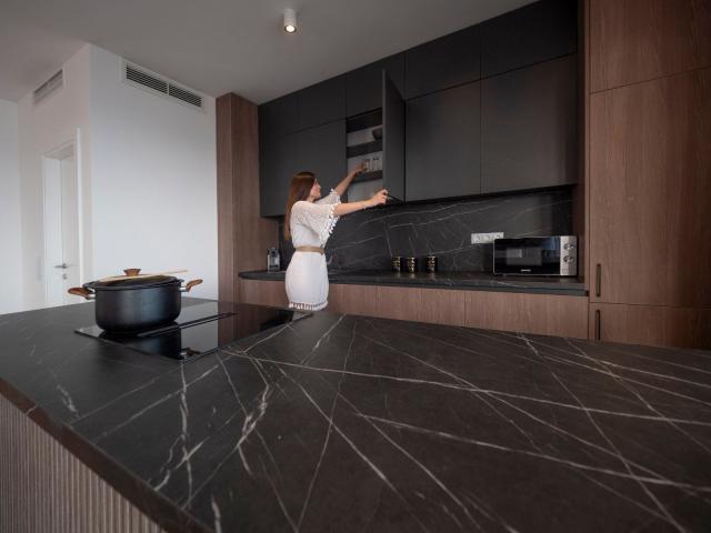 EKSTRA LUKSUZAN PENTHOUSE 140M2, TERASA SA DJAKUZI KADOM I  SPEKTAKULARNIM POGLEDOM NA MORE, BECICI