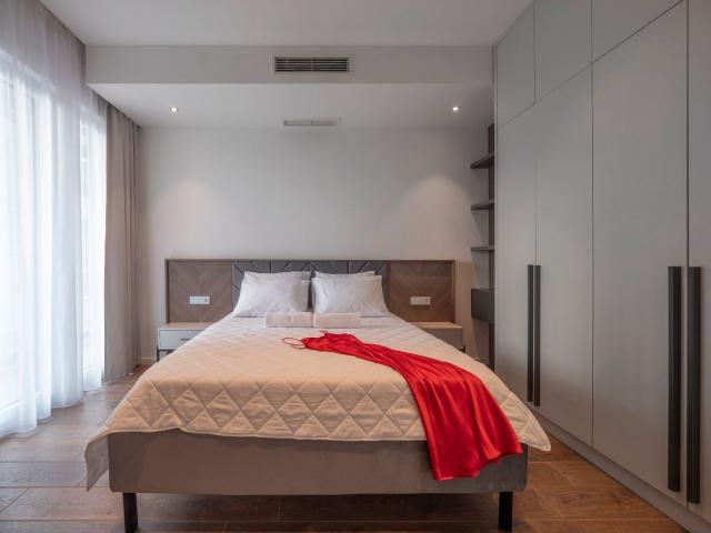 EKSTRA LUKSUZAN PENTHOUSE 140M2, TERASA SA DJAKUZI KADOM I  SPEKTAKULARNIM POGLEDOM NA MORE, BECICI