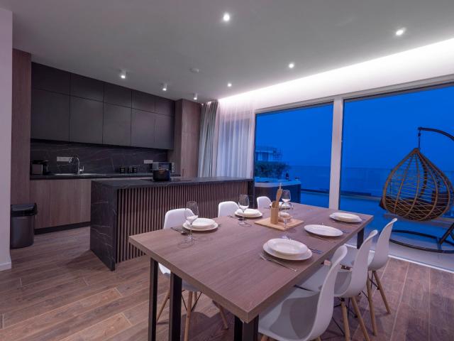 EKSTRA LUKSUZAN PENTHOUSE 140M2, TERASA SA DJAKUZI KADOM I  SPEKTAKULARNIM POGLEDOM NA MORE, BECICI