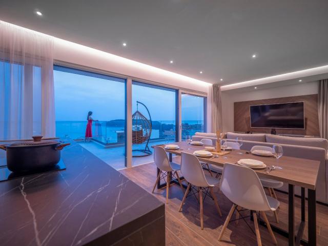 EKSTRA LUKSUZAN PENTHOUSE 140M2, TERASA SA DJAKUZI KADOM I  SPEKTAKULARNIM POGLEDOM NA MORE, BECICI