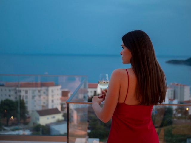 EKSTRA LUKSUZAN PENTHOUSE 140M2, TERASA SA DJAKUZI KADOM I  SPEKTAKULARNIM POGLEDOM NA MORE, BECICI