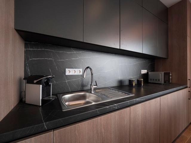 EKSTRA LUKSUZAN PENTHOUSE 140M2, TERASA SA DJAKUZI KADOM I  SPEKTAKULARNIM POGLEDOM NA MORE, BECICI