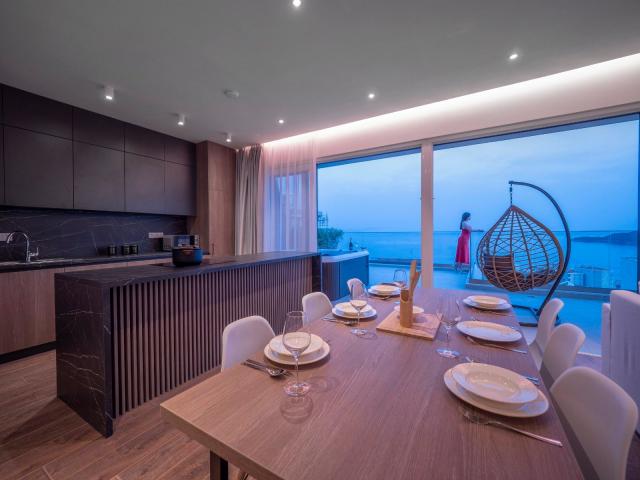 EKSTRA LUKSUZAN PENTHOUSE 140M2, TERASA SA DJAKUZI KADOM I  SPEKTAKULARNIM POGLEDOM NA MORE, BECICI