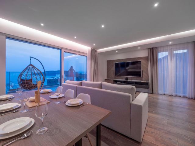 EKSTRA LUKSUZAN PENTHOUSE 140M2, TERASA SA DJAKUZI KADOM I  SPEKTAKULARNIM POGLEDOM NA MORE, BECICI