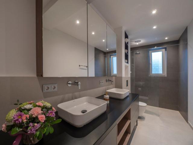EKSTRA LUKSUZAN PENTHOUSE 140M2, TERASA SA DJAKUZI KADOM I  SPEKTAKULARNIM POGLEDOM NA MORE, BECICI