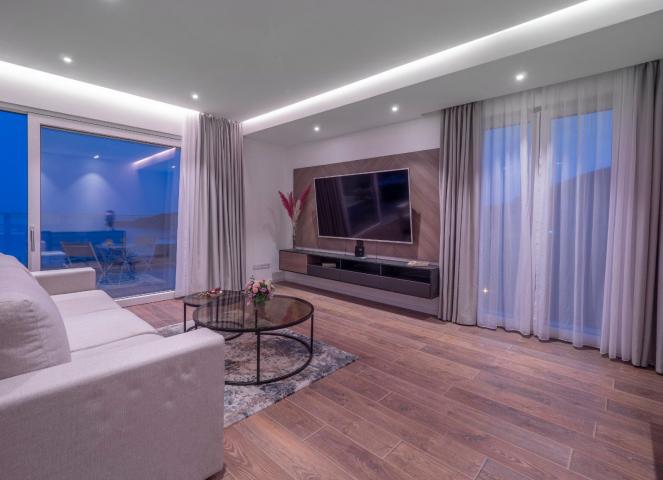 EKSTRA LUKSUZAN PENTHOUSE 140M2, TERASA SA DJAKUZI KADOM I  SPEKTAKULARNIM POGLEDOM NA MORE, BECICI