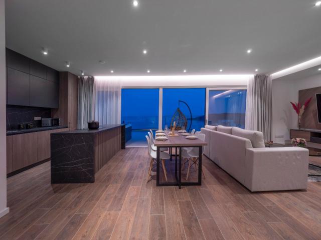 EKSTRA LUKSUZAN PENTHOUSE 140M2, TERASA SA DJAKUZI KADOM I  SPEKTAKULARNIM POGLEDOM NA MORE, BECICI