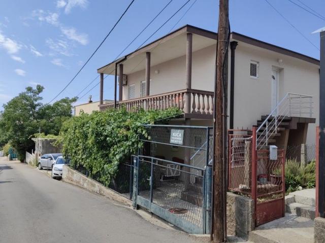 Prodaja kuće sa dve odvojene stambene celine i uređenim dvorištem - Sutomore