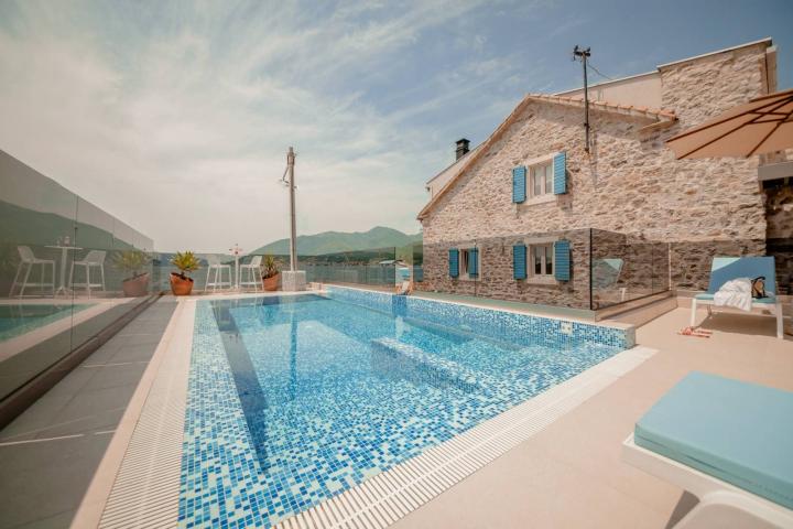 Prelepa kamena vila sa bazenom i sopstvenom plažom na samoj obali mora, Tivat. 