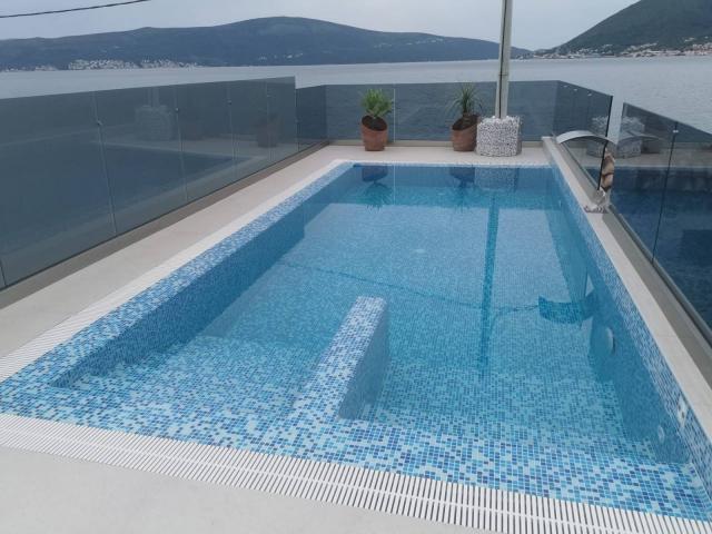 Prelepa kamena vila sa bazenom i sopstvenom plažom na samoj obali mora, Tivat. 