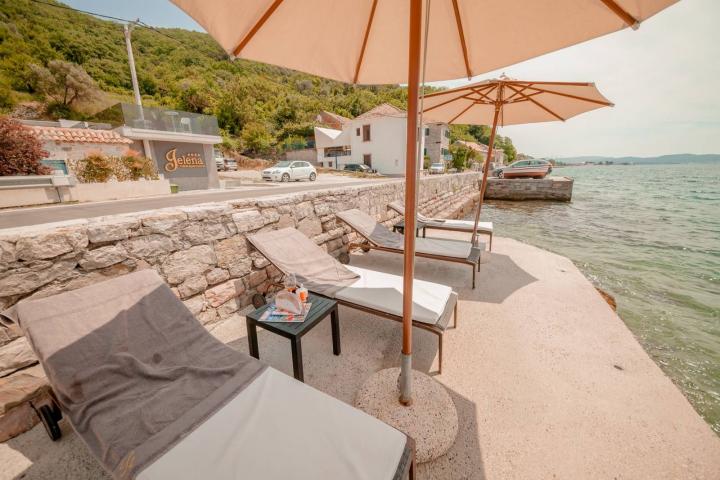Prelepa kamena vila sa bazenom i sopstvenom plažom na samoj obali mora, Tivat. 
