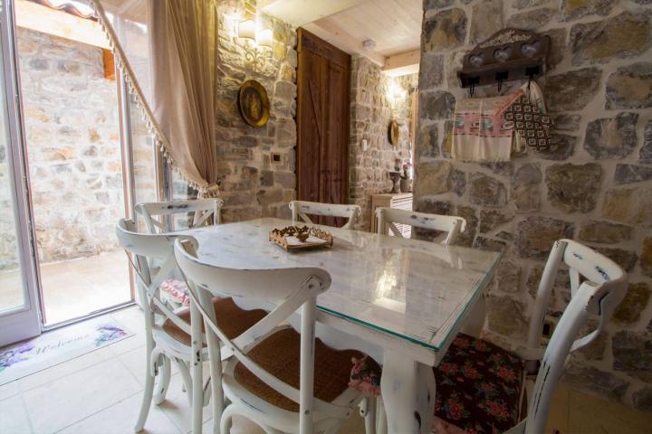 Prelepa kamena vila sa bazenom i sopstvenom plažom na samoj obali mora, Tivat. 