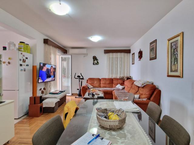 Na prodaju namešten dvosoban stan 76 m²  – Rozino, Budva