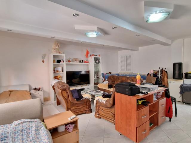 Na prodaju namešten dvosoban stan 76 m²  – Rozino, Budva
