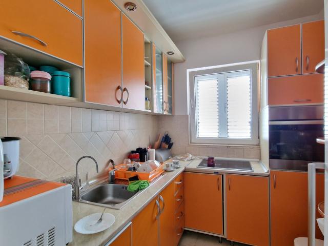 Na prodaju namešten dvosoban stan 76 m²  – Rozino, Budva