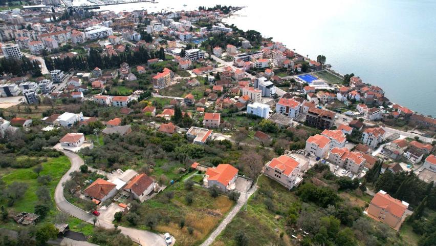 Zemljiste 1800m2 sa ucrtanim projektom za izgradnju 3 vile u mestu Donja Lastva, Tivat, sa predivnim