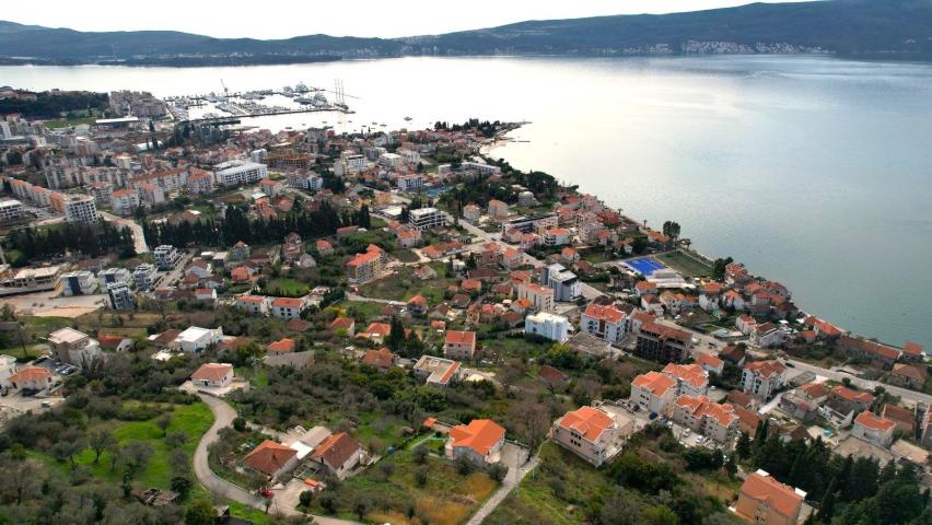 Zemljiste 1800m2 sa ucrtanim projektom za izgradnju 3 vile u mestu Donja Lastva, Tivat, sa predivnim