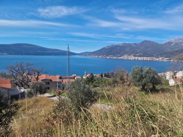 Zemljiste 1800m2 sa ucrtanim projektom za izgradnju 3 vile u mestu Donja Lastva, Tivat, sa predivnim