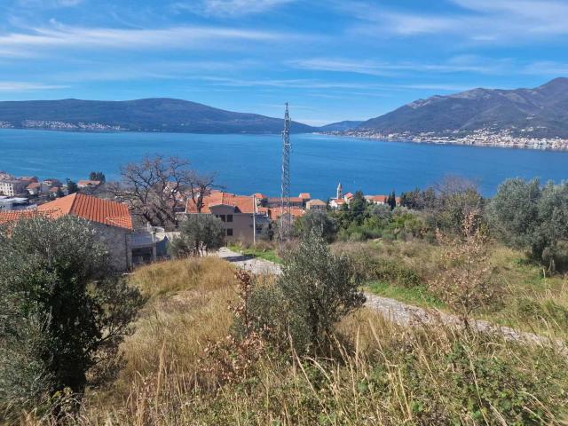 Zemljiste 1800m2 sa ucrtanim projektom za izgradnju 3 vile u mestu Donja Lastva, Tivat, sa predivnim