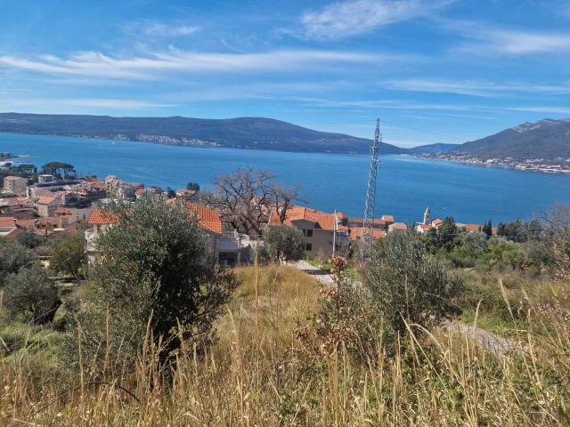 Zemljiste 1800m2 sa ucrtanim projektom za izgradnju 3 vile u mestu Donja Lastva, Tivat, sa predivnim