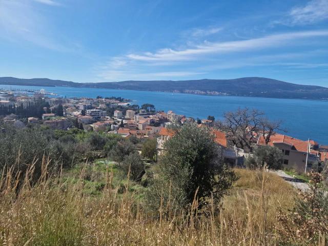 Zemljiste 1800m2 sa ucrtanim projektom za izgradnju 3 vile u mestu Donja Lastva, Tivat, sa predivnim